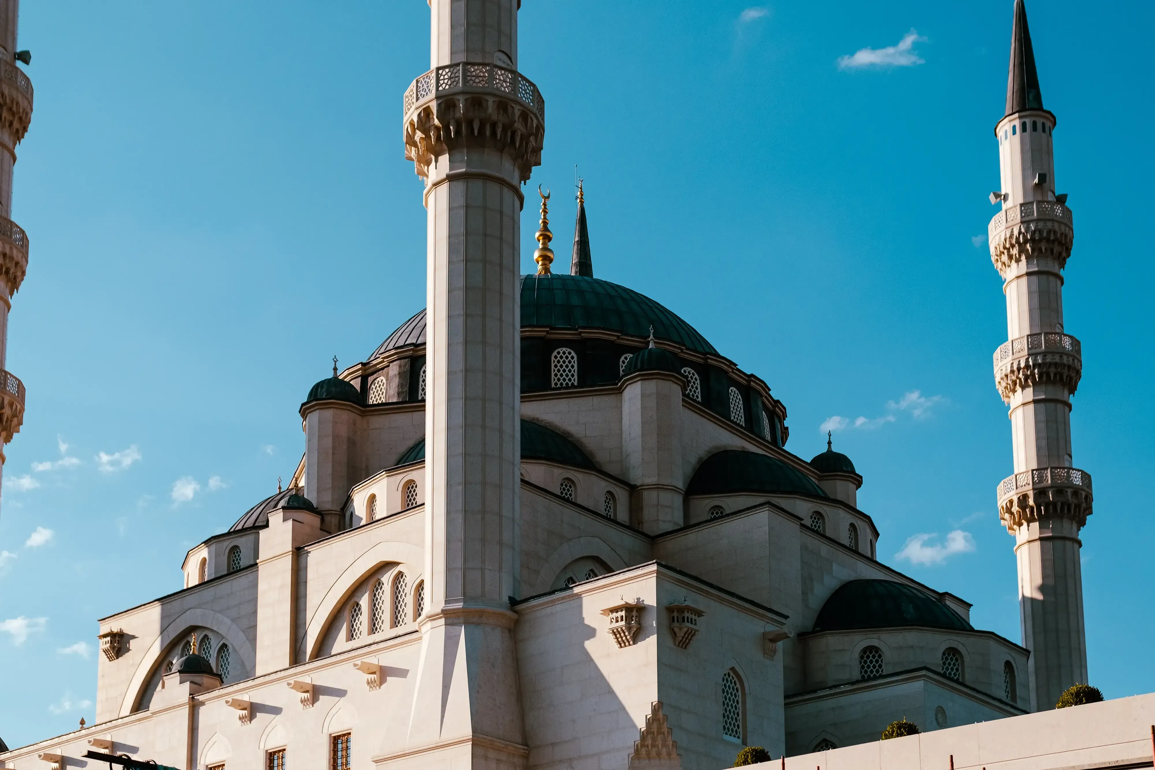 Wide view of the historic Et'hem Bey Mosque in Tirana, showcasing its complete Ottoman architecture and minaret.