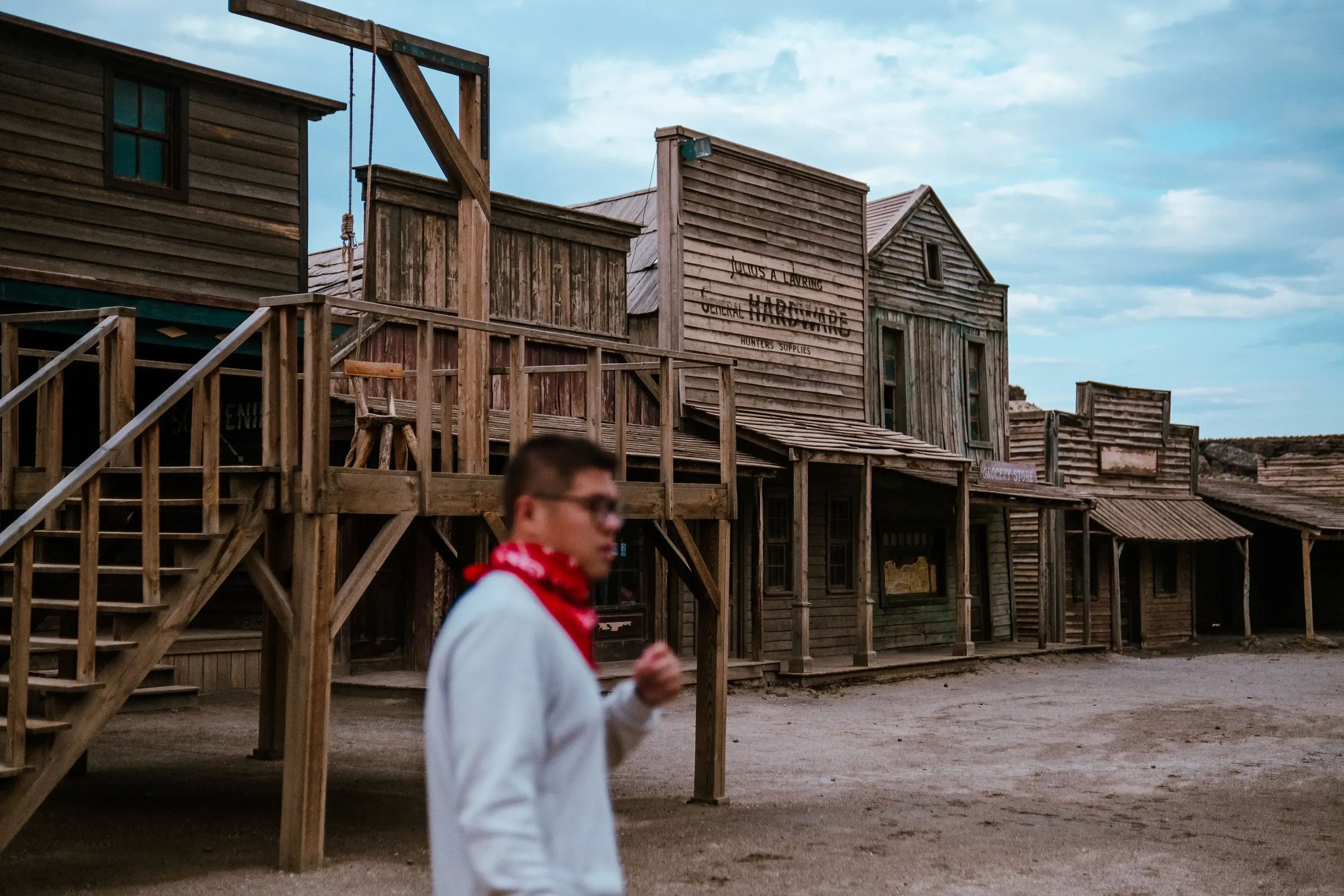 Mong walking near the saloon building in Fort Bravo