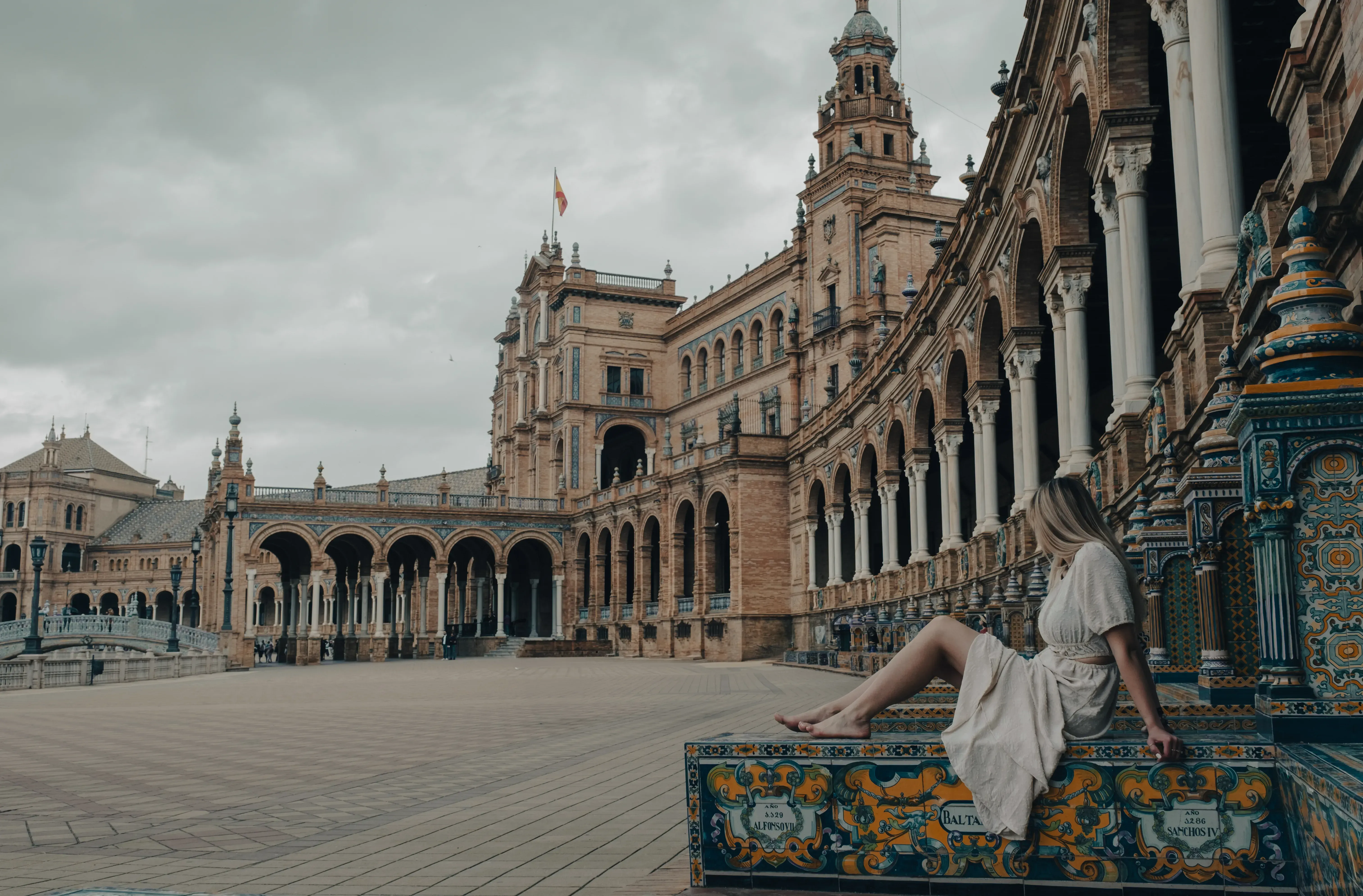 Letizia lying down on one of the decorative ceramic benches in Plaza de España.