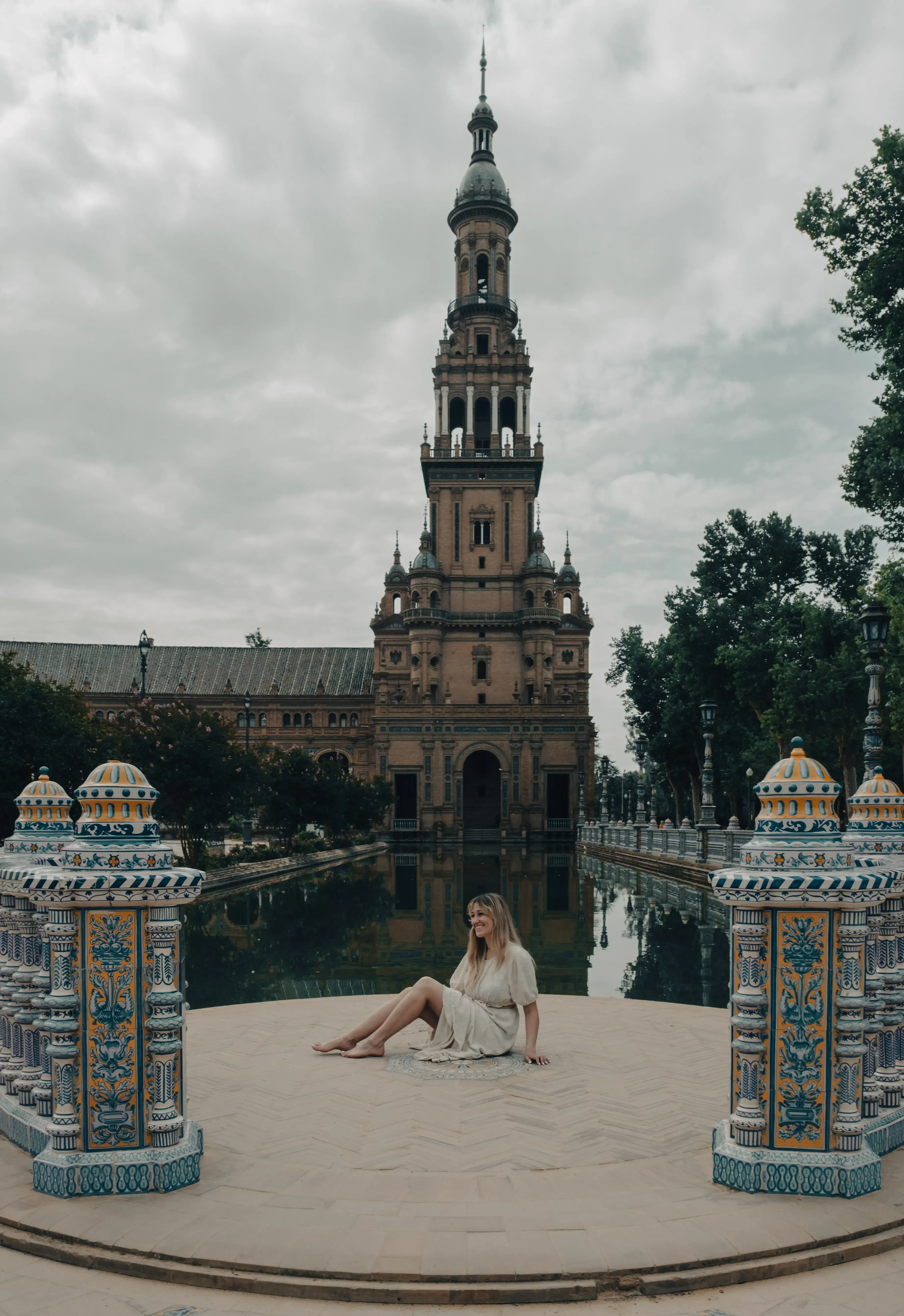 di Spagna	Letizia sitting on one side of the expansive Plaza de España complex in Seville.