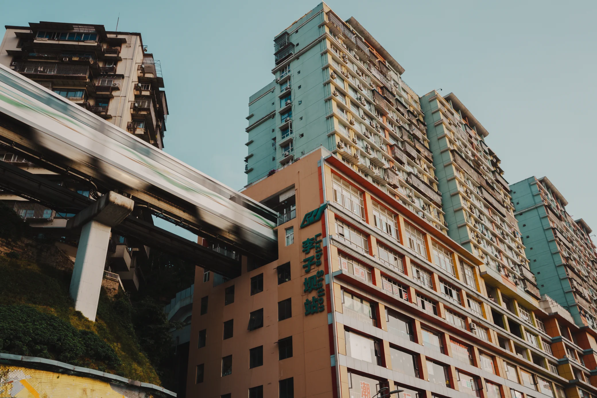Chongqing: the train that goes through the residential building