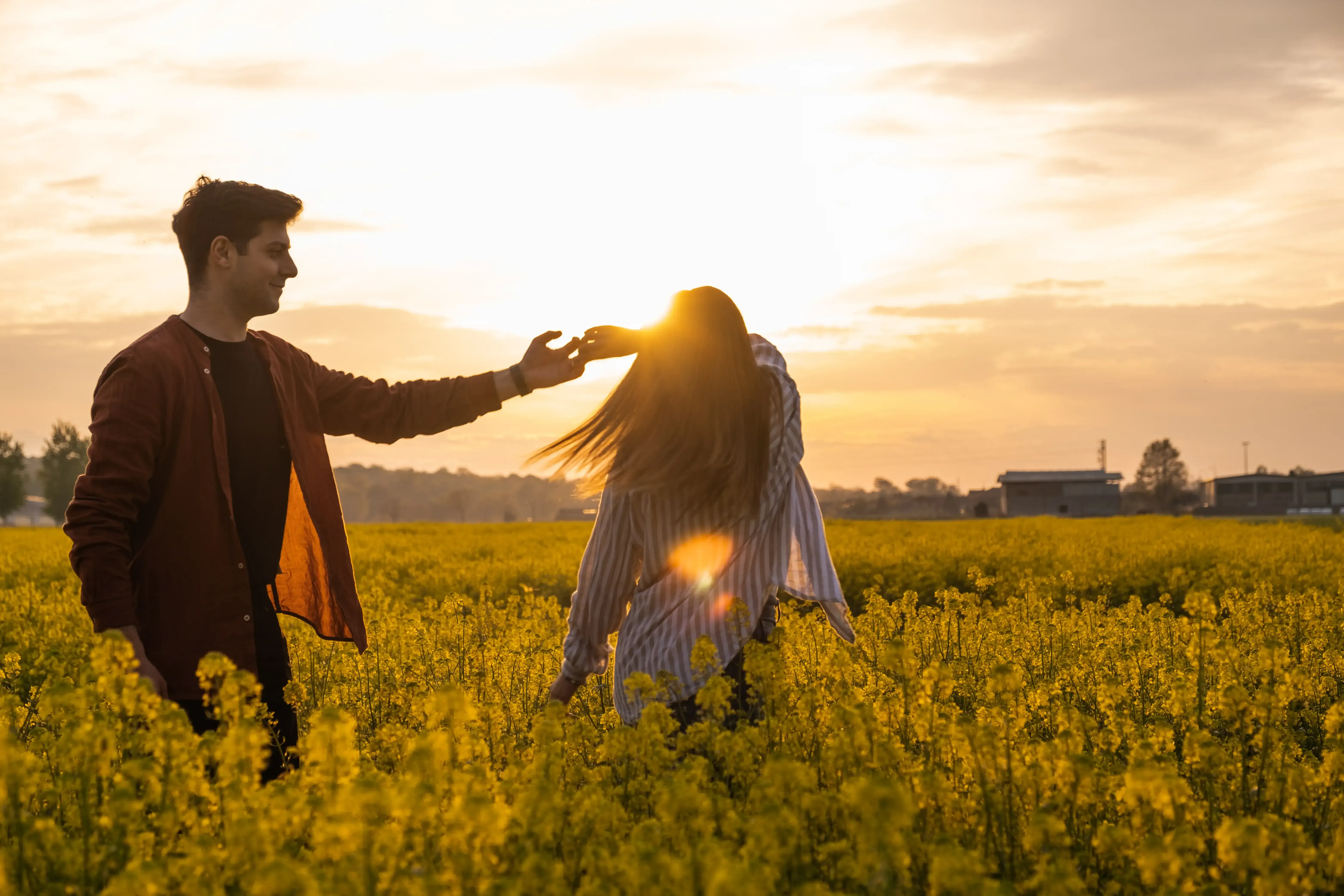 Giuseppe and Indya dancing in a rapeseed field