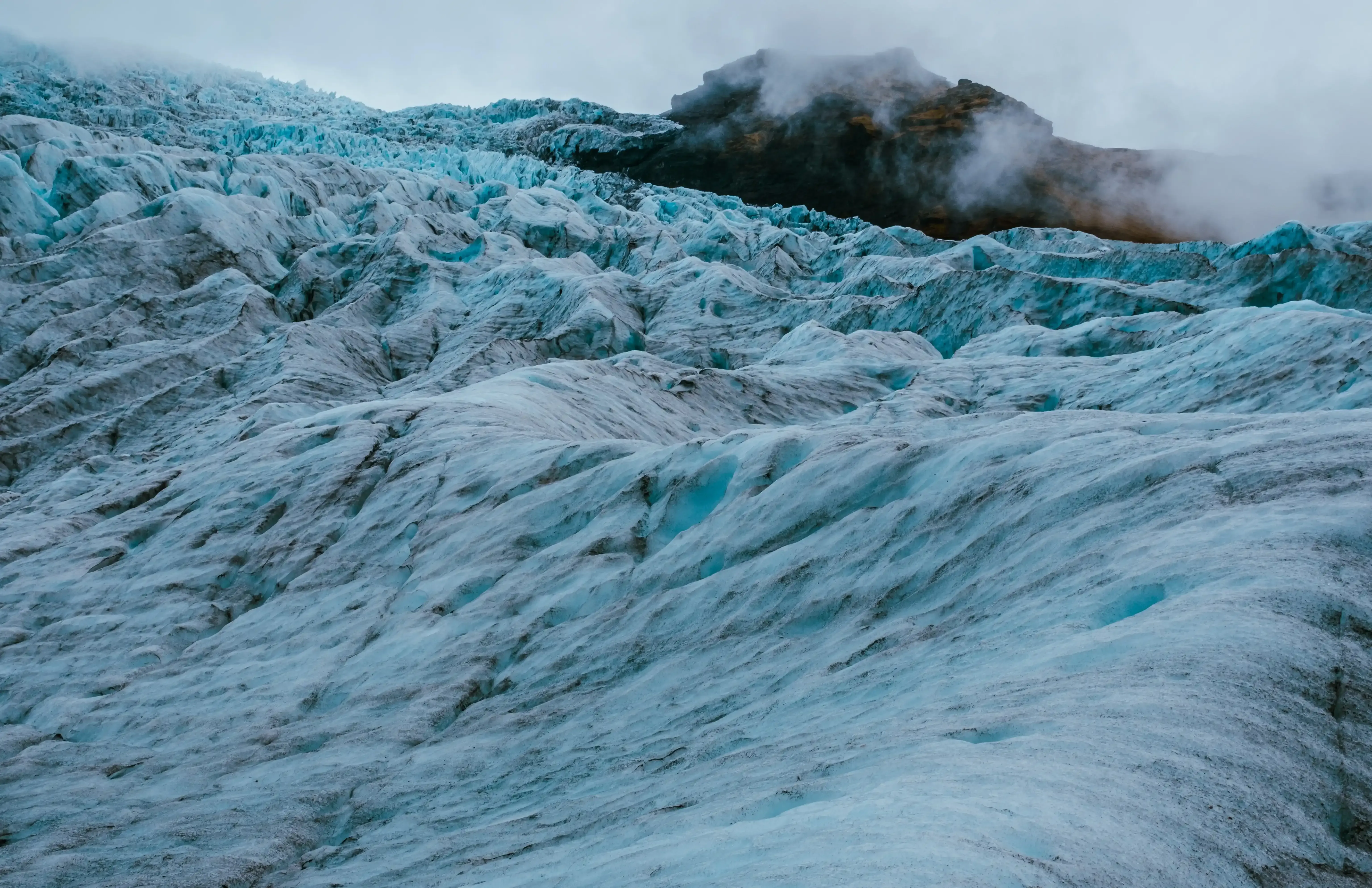 A wide, curving section or slope of the Hvannadalshnjúkur glacier.