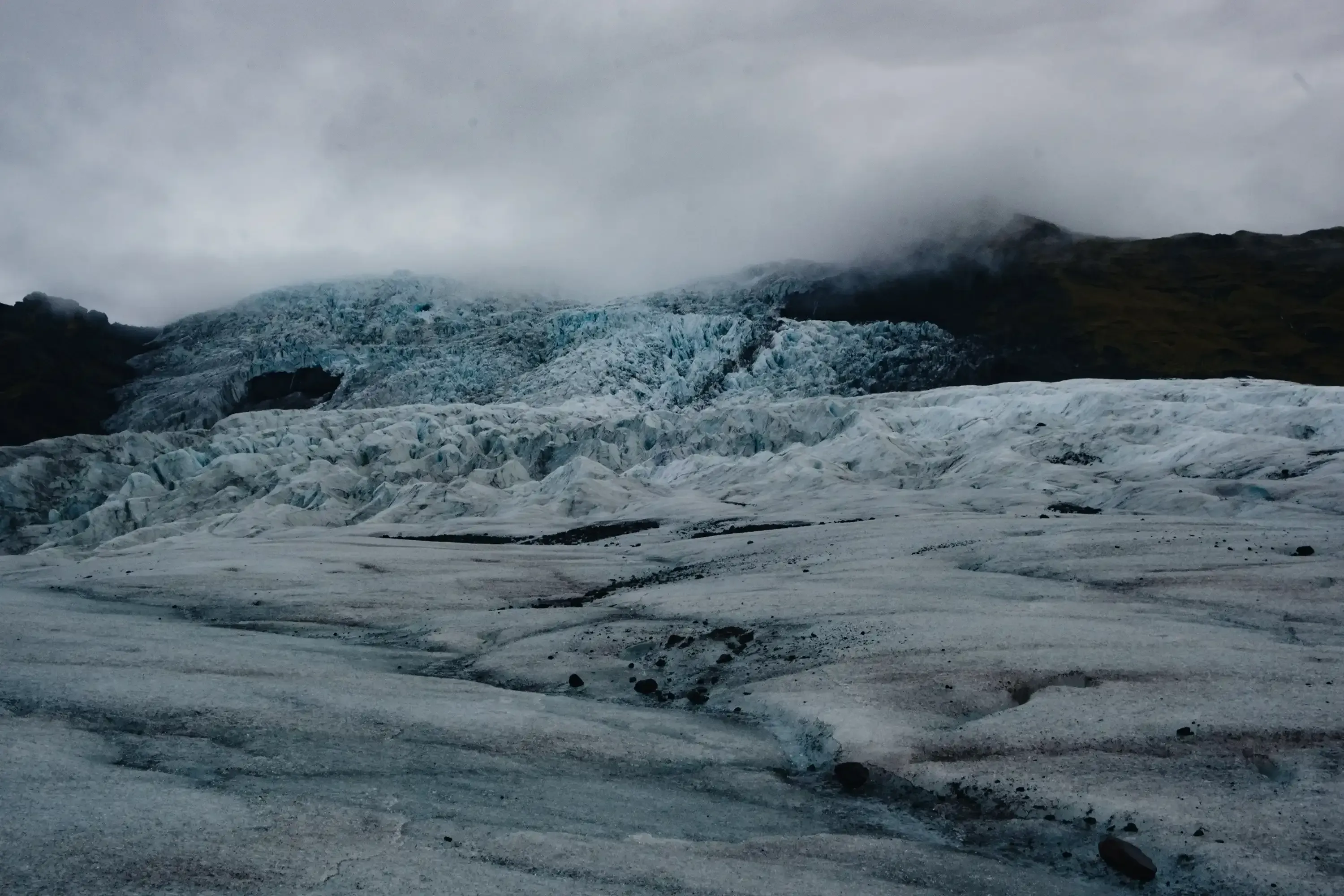 A panoramic photograph taken directly on the ice field of Hvannadalshnjúkur glacier.