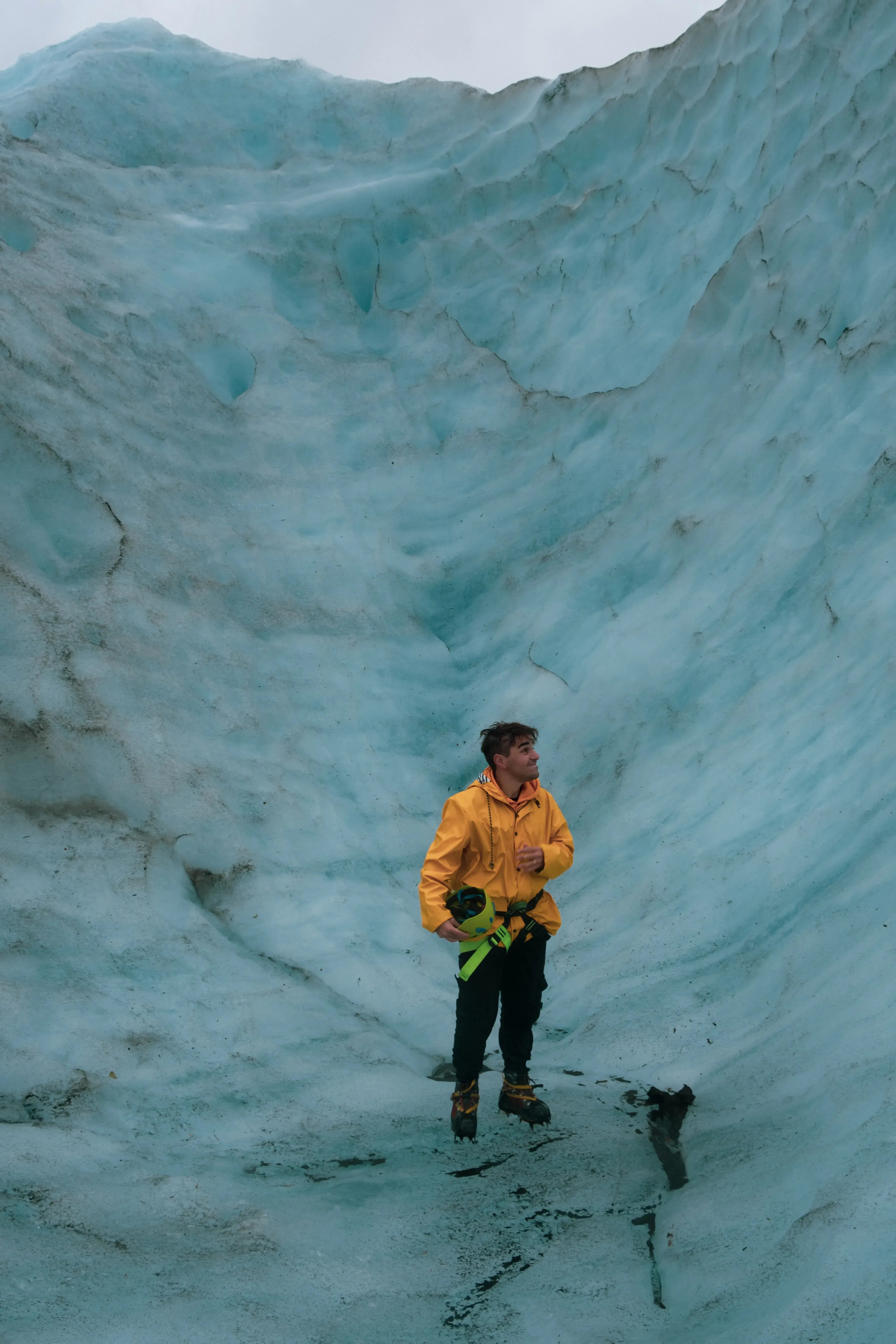 Ieser standing alone in the vast, open expanse of the Hvannadalshnjúkur glacier.
