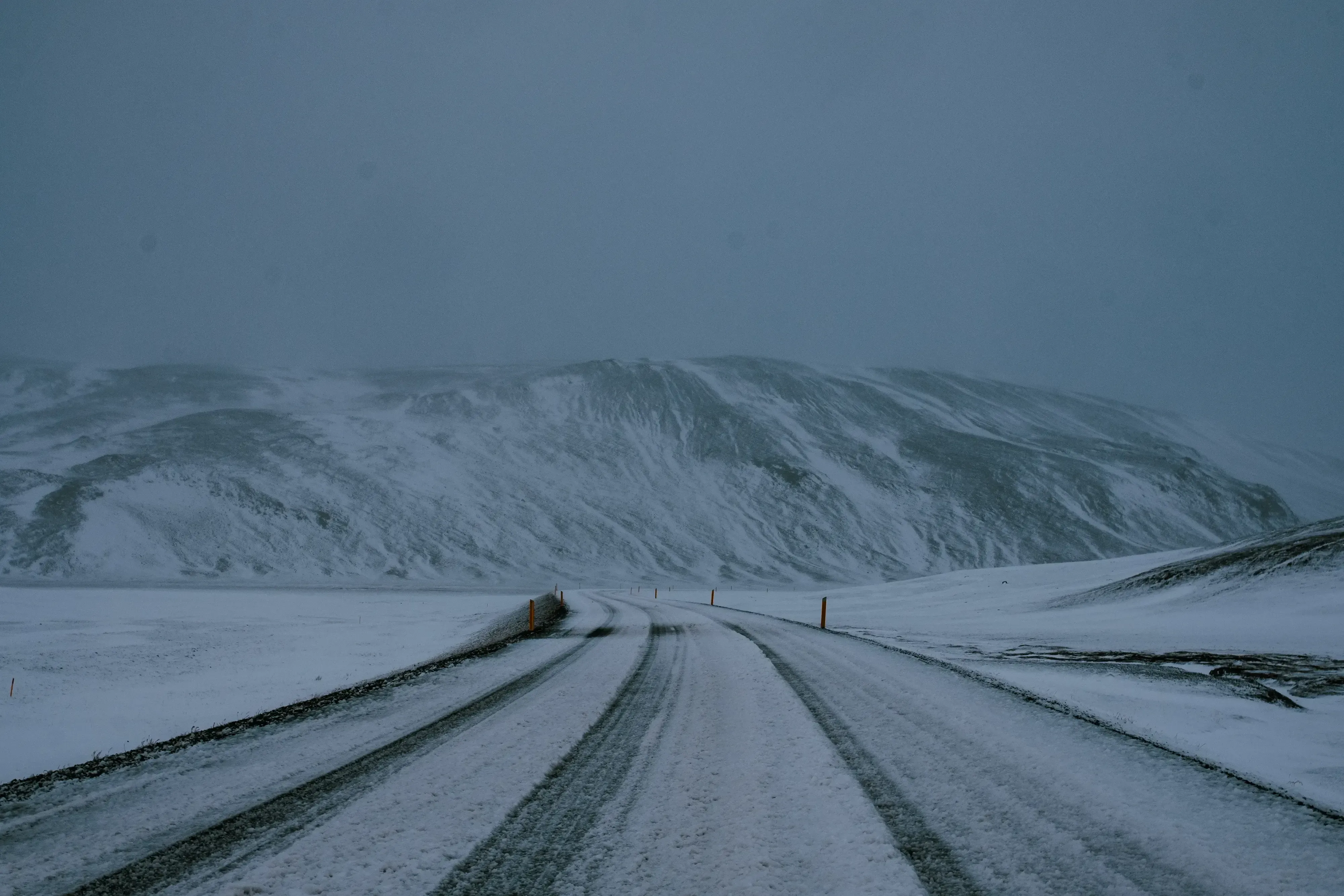 n Islanda	A road completely blanketed and obscured by heavy snow in Iceland.