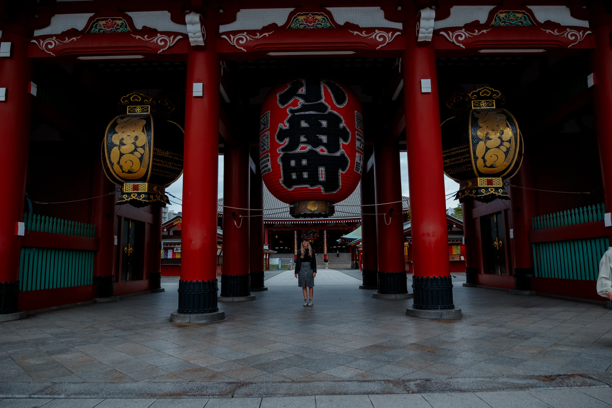 Letizia standing under the giant red lantern at the Kaminarimon Gate