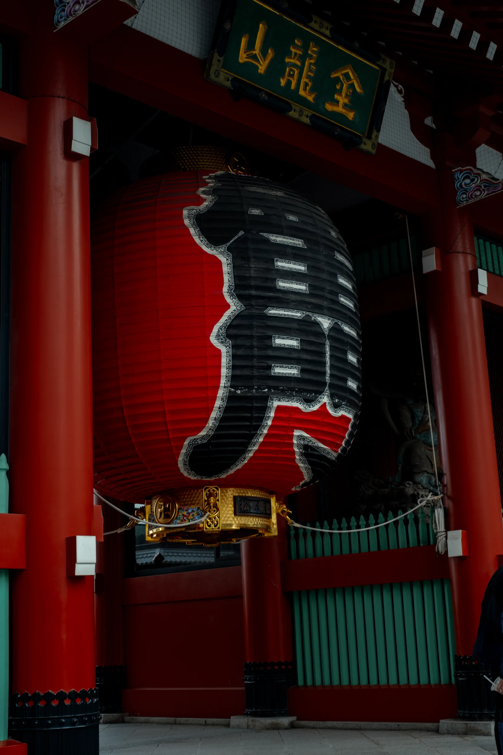 The famous giant red lantern at the Kaminarimon entrance gate of Sensoji Temple