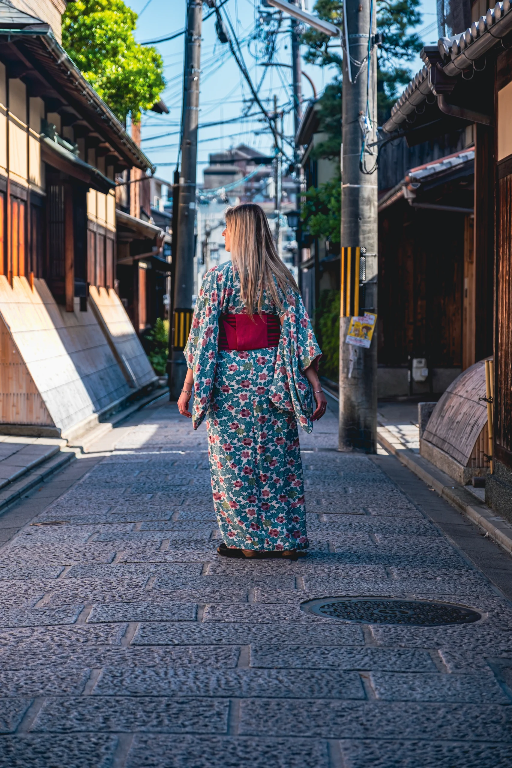 Letizia posing in a street surrended by the traditional streets of Kyoto in a kimono