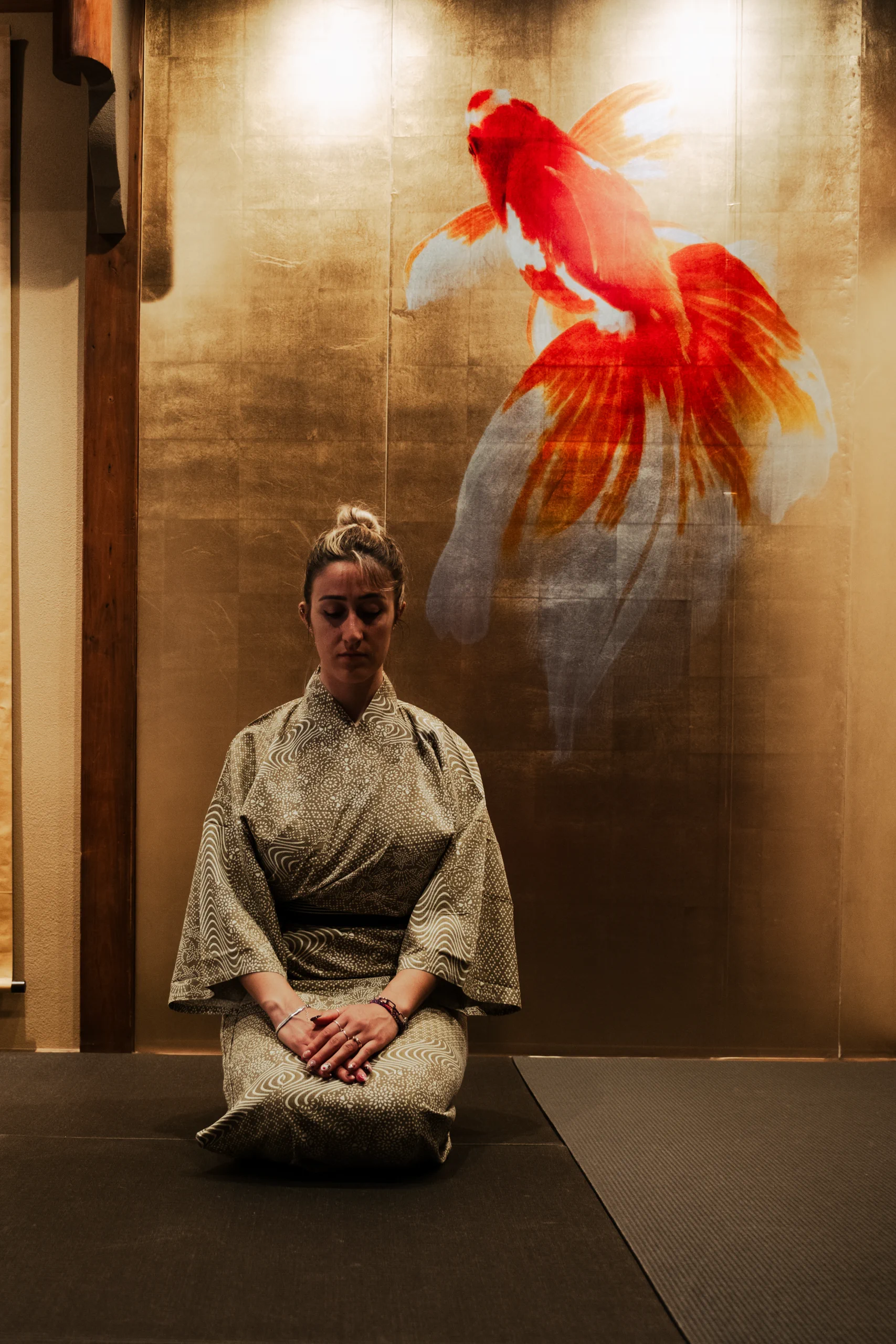Letizia sitting on Tatami mats inside a Japanese Ryokan room