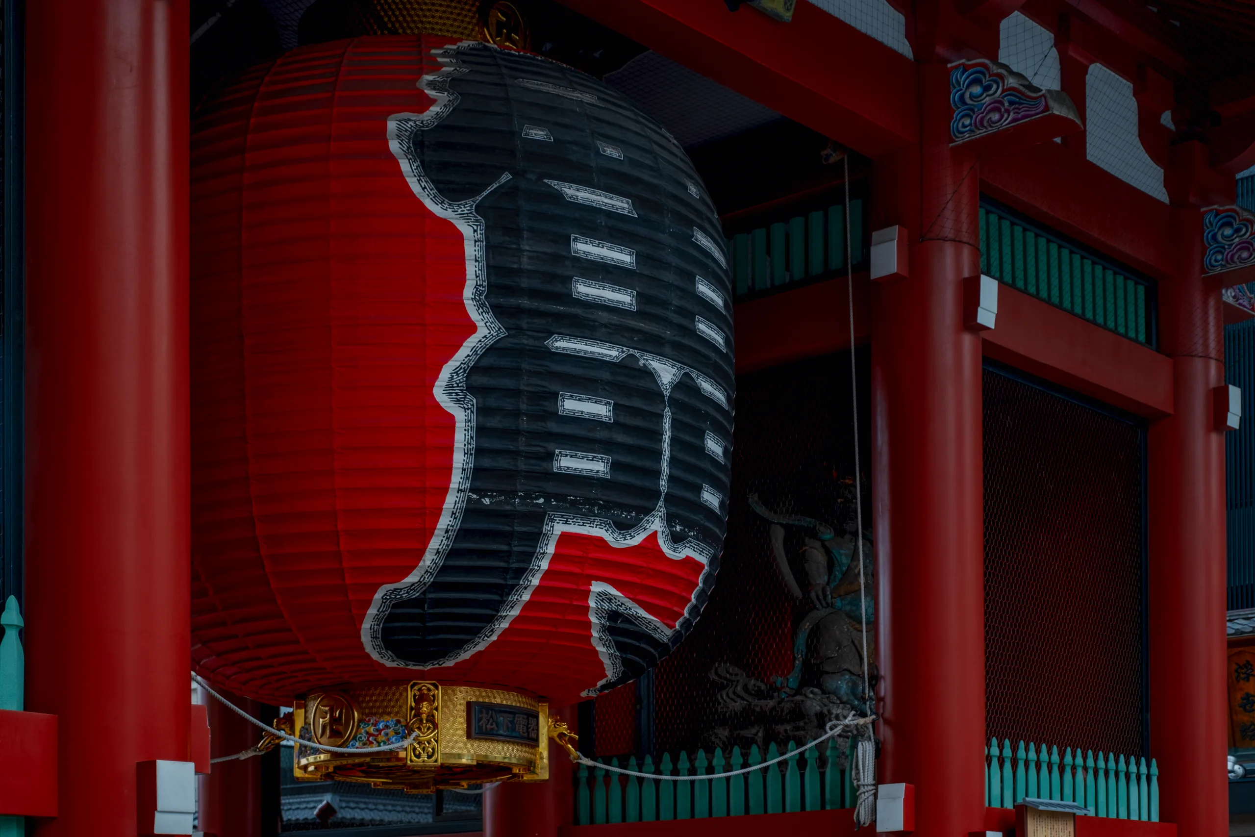 Giant red lantern at the Kaminarimon gate of Sensoji Temple in Tokyo