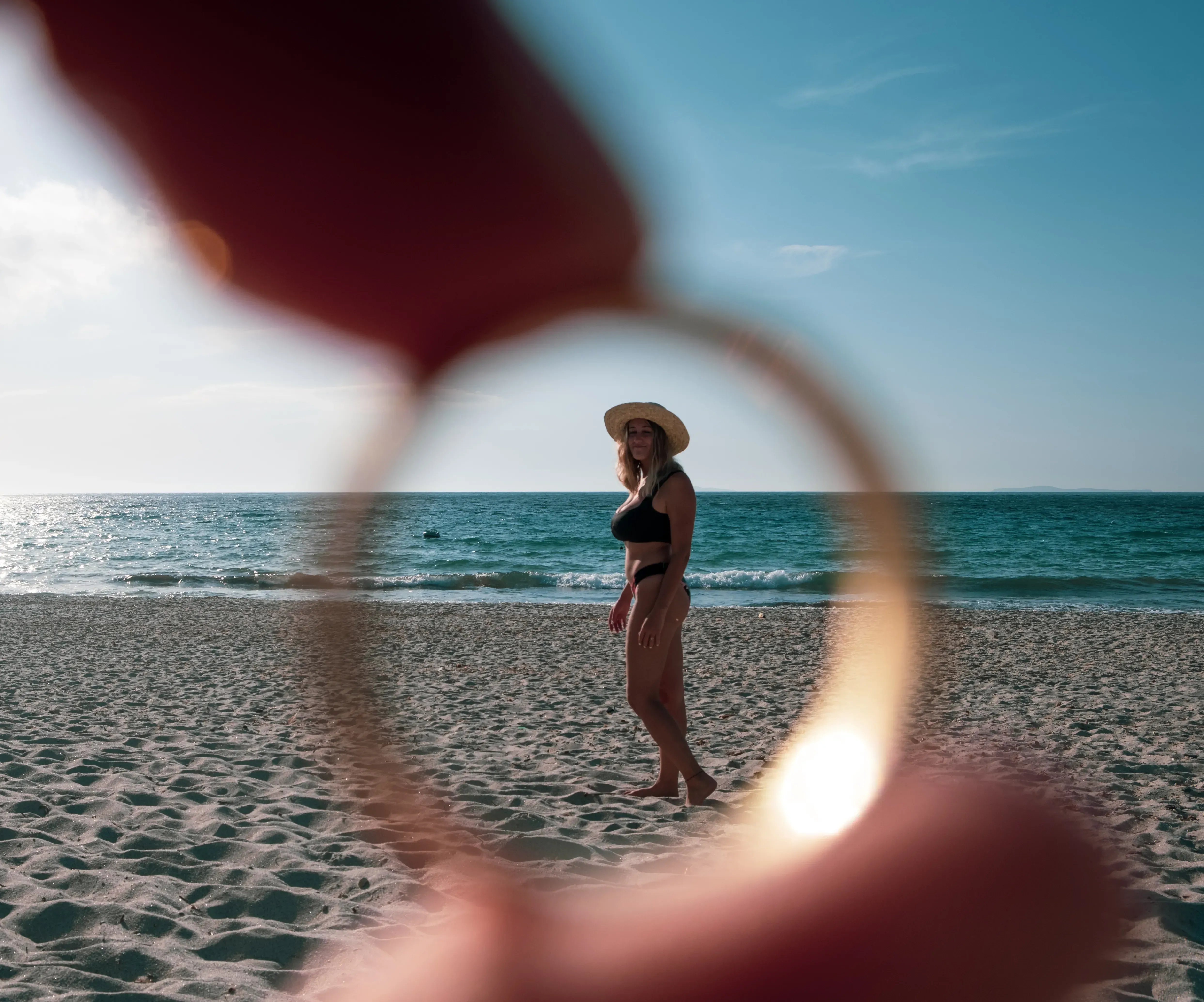 Letizia walking along the beach, with a gold wedding ring clearly visible on her hand.
