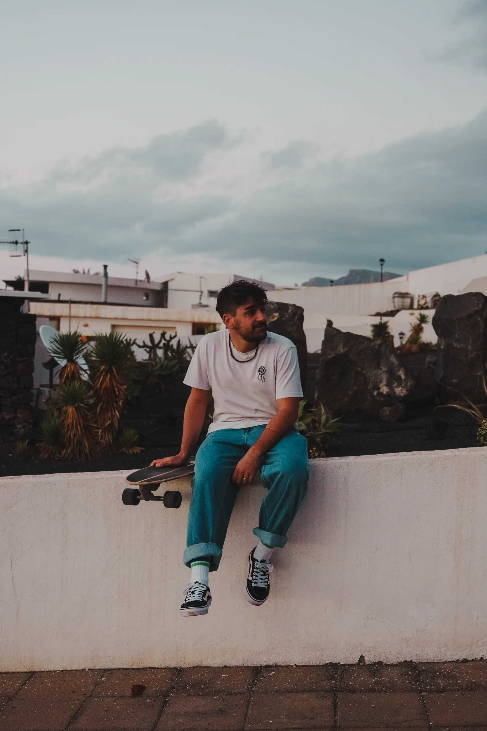Ieser sitted on a wall in Famara beach
