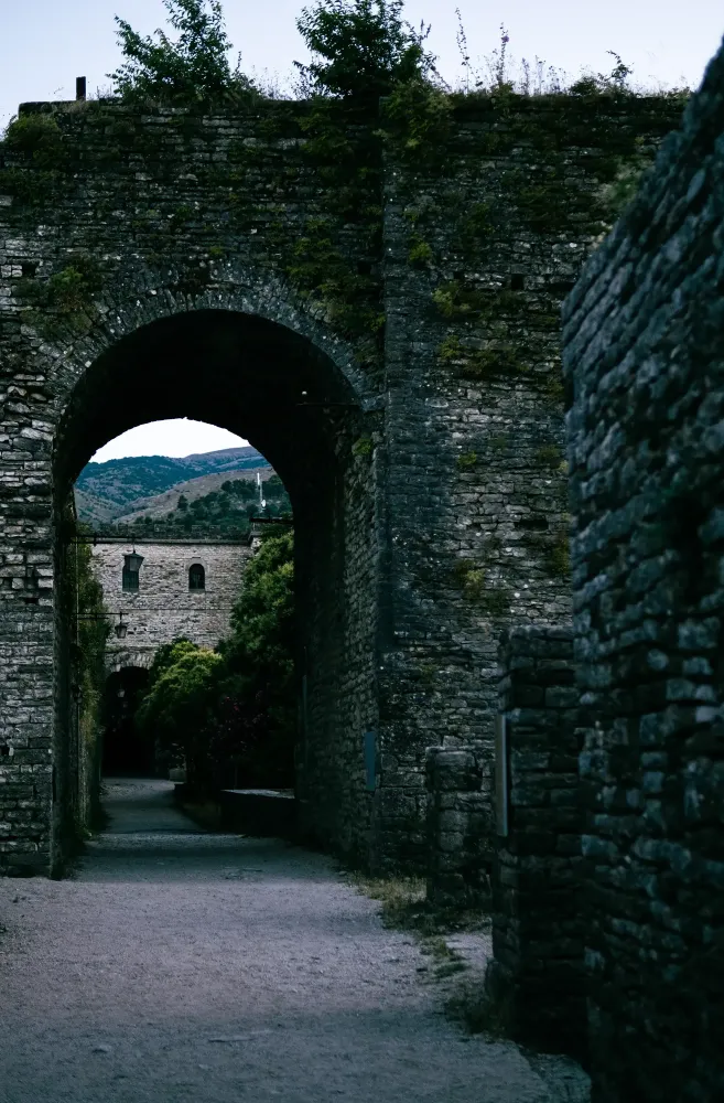 Veduta dei lunghi corridoi voltati di pietra all'interno della fortezza del castello di Argirocastro.