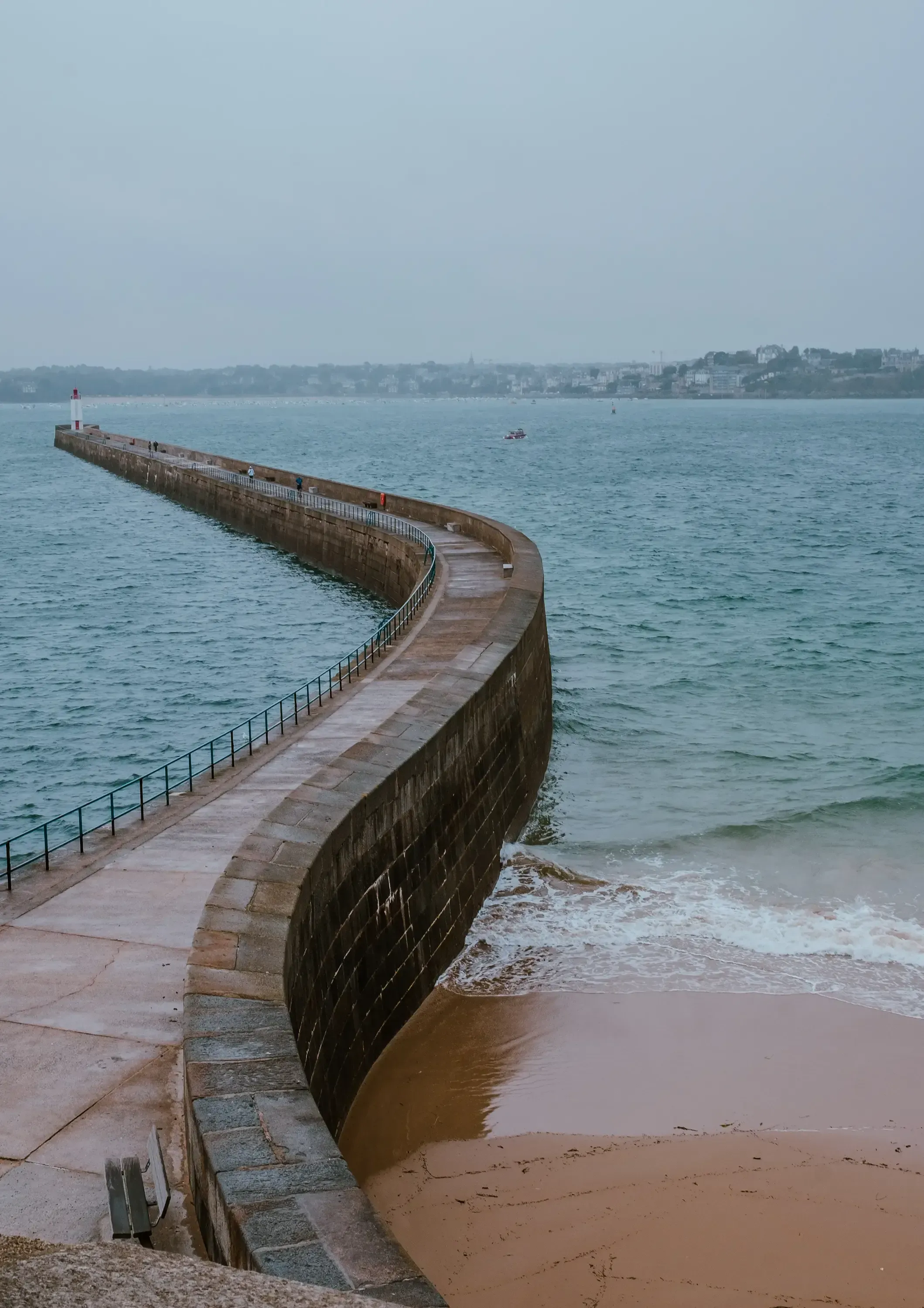 A dock, jetty, or seaside walkway (pontile) extending into the water near Saint-Malo.