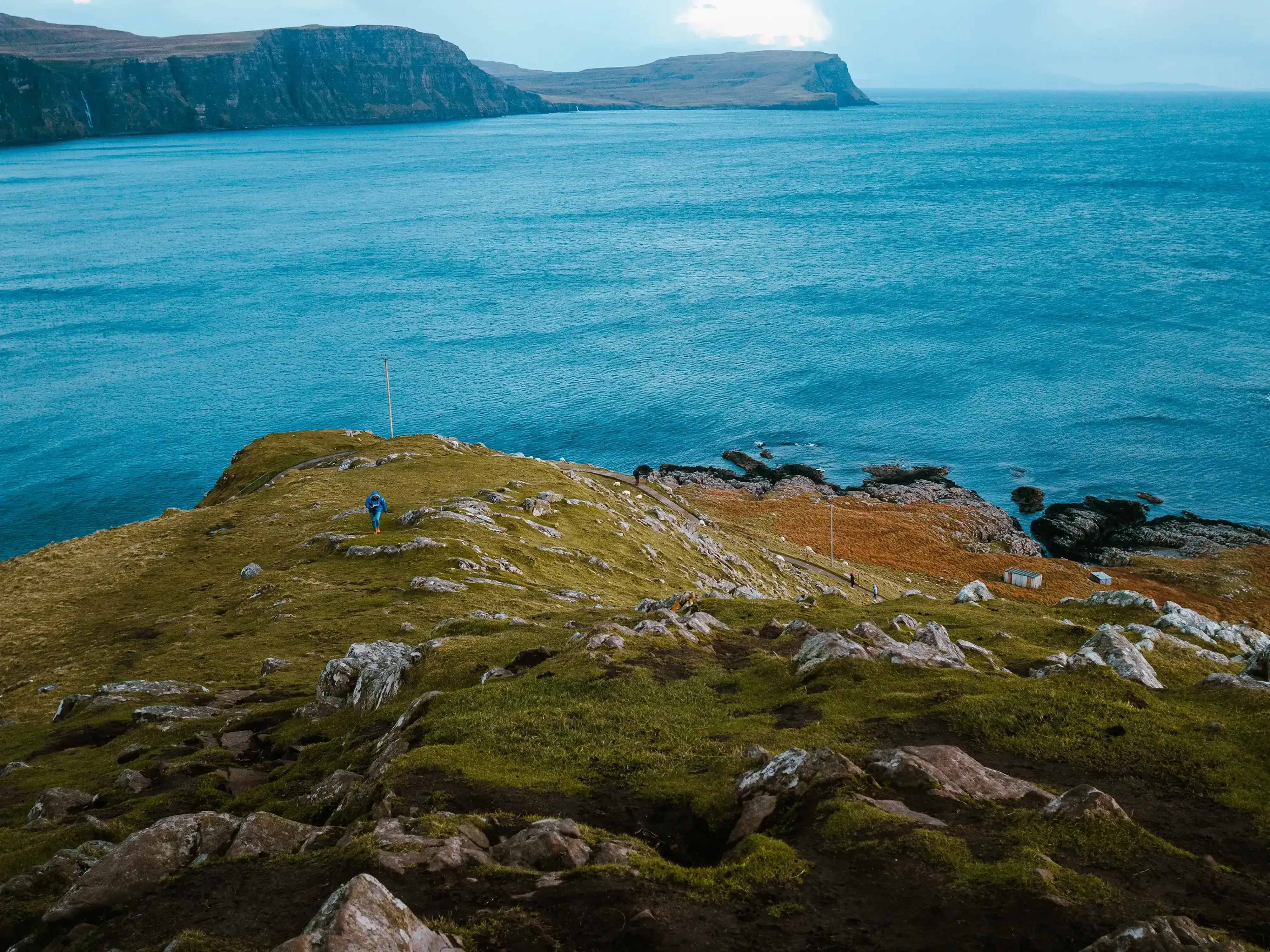 View looking down at the long, grassy cliffside from the highest point near Neist Point.