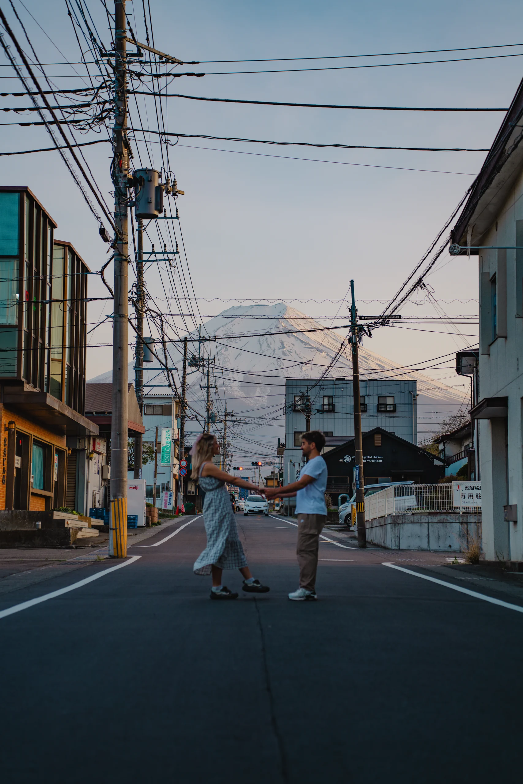 Ieser and Letizia in a Fujikawaguchiko street, with the mount Fuji in the background