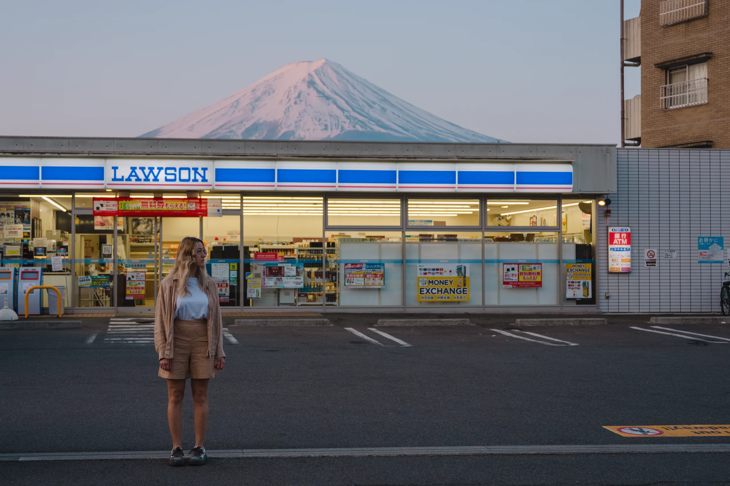 Letizia in front of the Lawson in Fujikawaguchiko, with the mount Fuji in the background