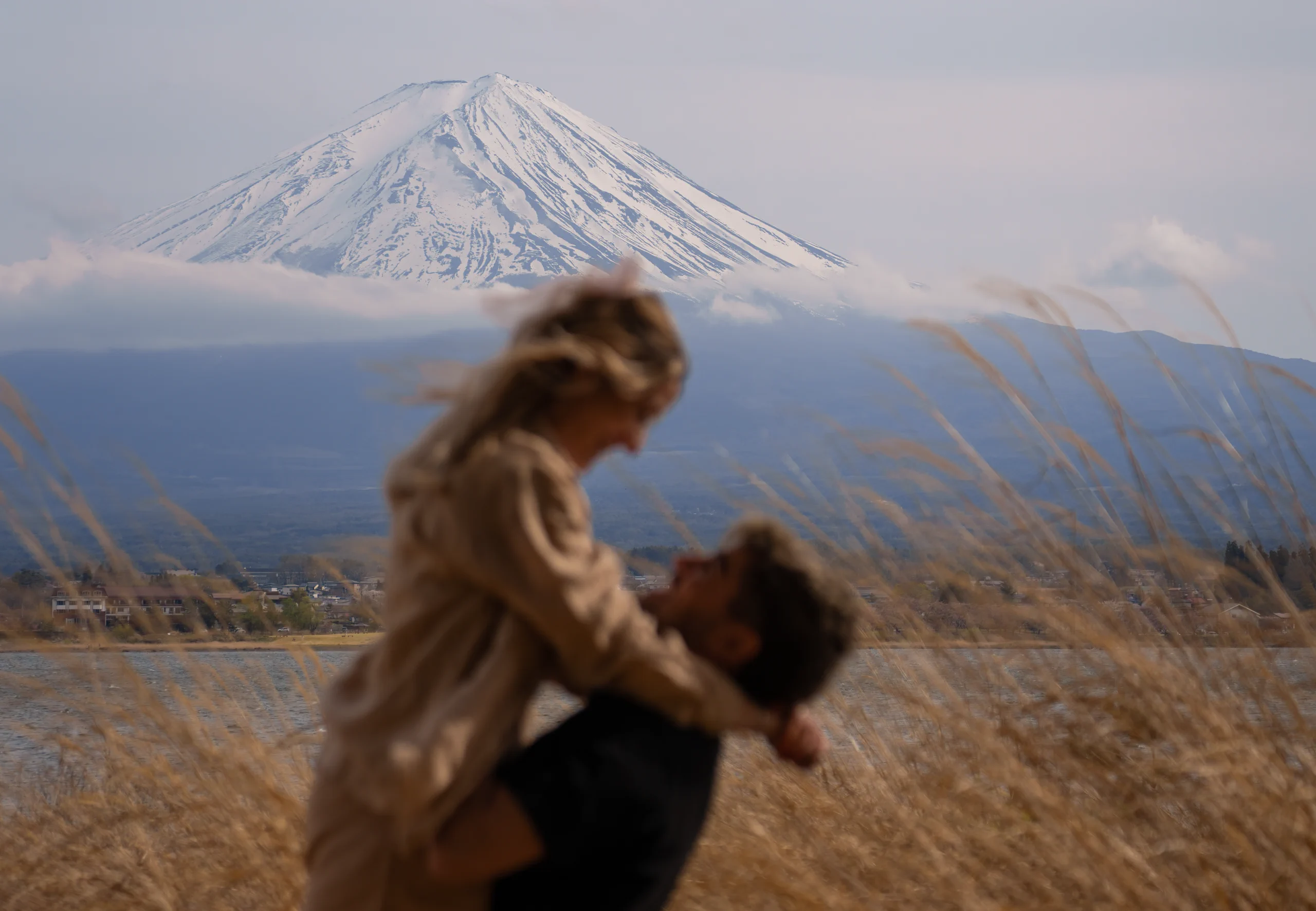 Ieser and Letizia posing at Fujikawaguchiko