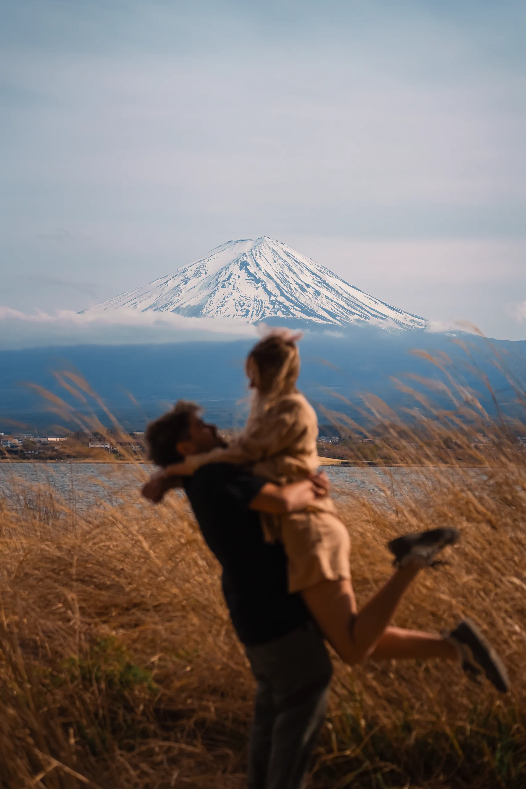 Letizia and Ieser posing with the mount fuji in the background