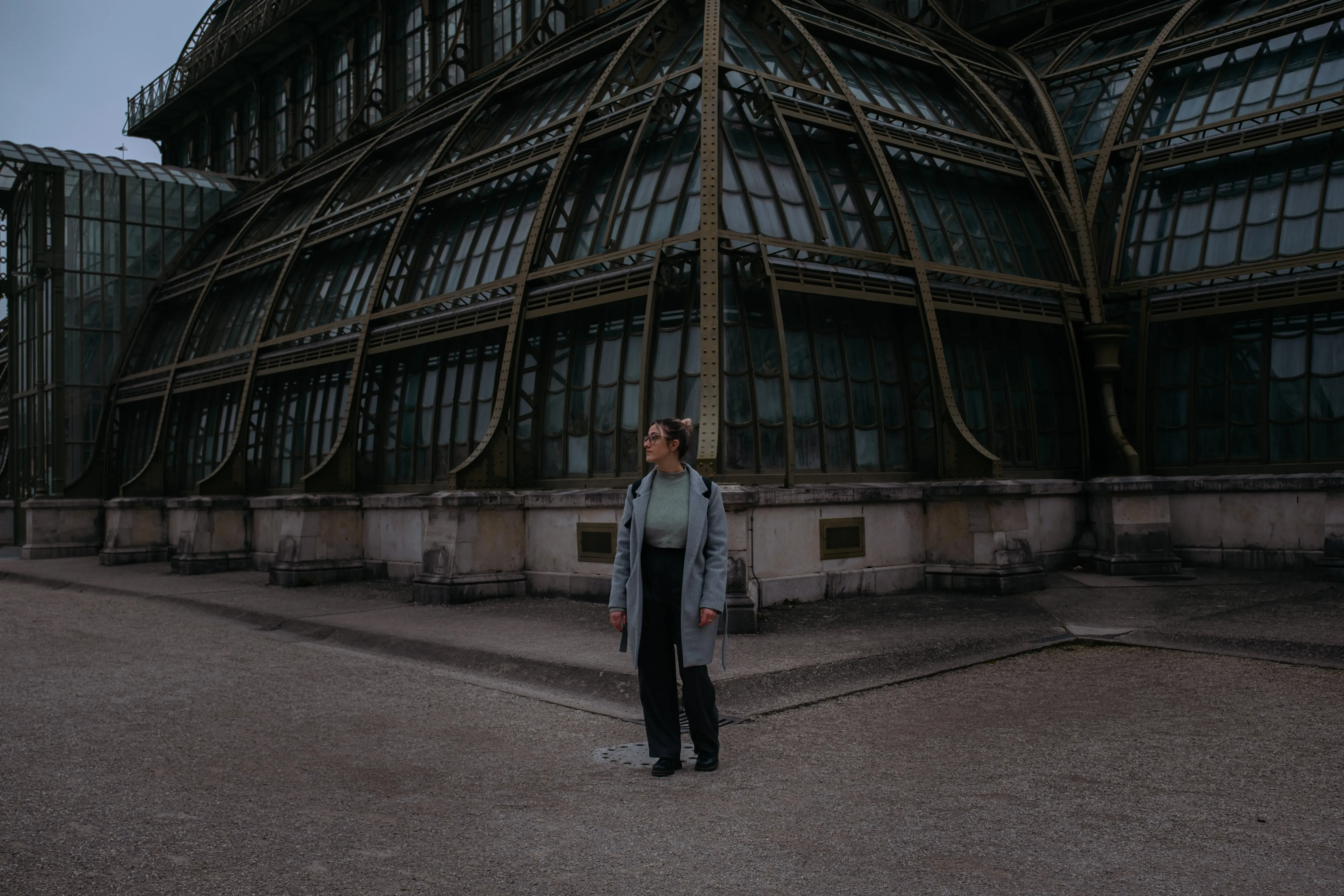 Letizia looking around at the lush tropical environment inside the glasshouse.